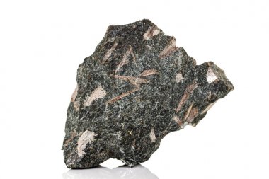 Beyaz bir backgr üzerinde makro taş mineral Diopside Kalsit Manyetit