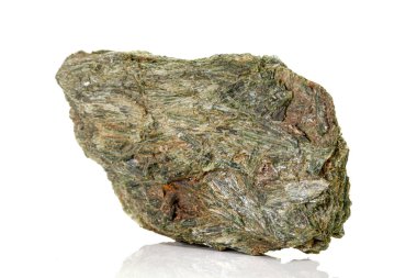 Beyaz bir backgr üzerinde makro taş mineral Diopside Kalsit Manyetit
