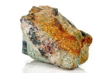 Beyaz bir backgr üzerinde makro taş mineral Diopside Kalsit Manyetit