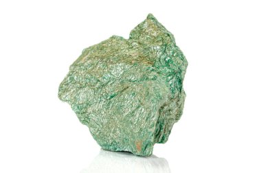 Beyaz arka planda makro taş minerali Aktinolit