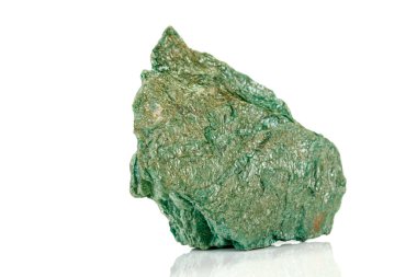 Beyaz arka planda makro taş minerali Aktinolit