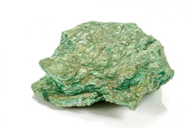 Beyaz arka planda makro taş minerali Aktinolit