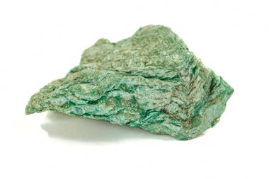 Beyaz arka planda makro taş minerali Aktinolit