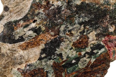 Beyaz arka planda makro taş minerali Aktinolit