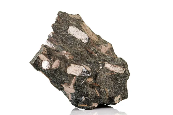 Makrostein-Mineral Diopsid Calcit Magnetit auf weißem Backgr — Stockfoto
