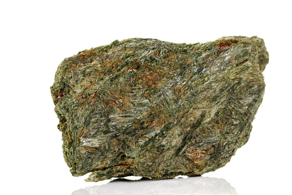 Macro Stone mineral diopside Calcite magnetit på en vit bakgr — Stockfoto