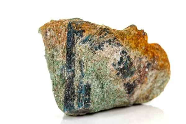 Macro piedra mineral Diósido Calcita Magnetita en un fondo blanco — Foto de Stock