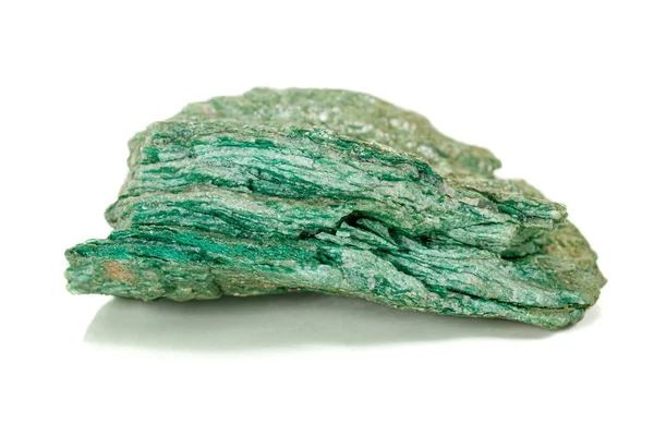 Macro pedra mineral Actinolite sobre um fundo branco — Fotografia de Stock
