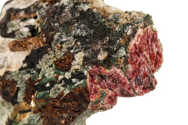 Macro pedra mineral Actinolite sobre um fundo branco — Fotografia de Stock