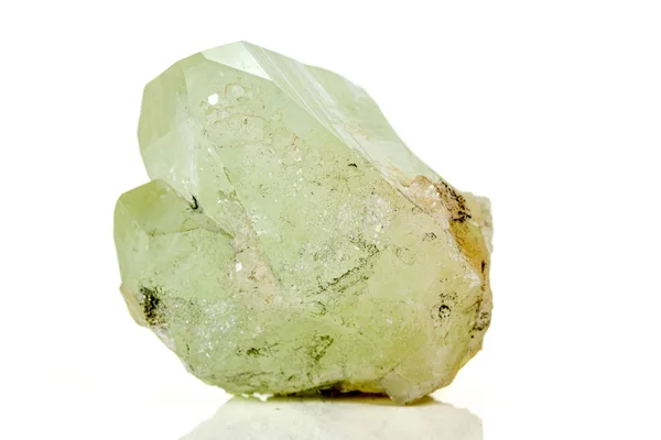 Macro pedra mineral Datolite sobre um fundo branco — Fotografia de Stock