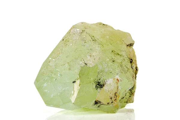 Macro pedra mineral Datolite sobre um fundo branco — Fotografia de Stock
