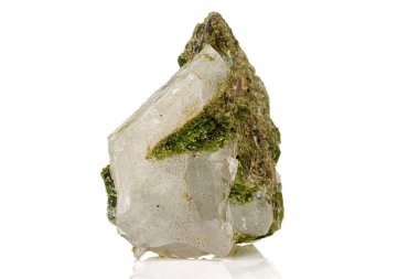 Beyaz arka planda makro taş mineral Datolite