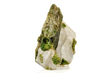 Beyaz arka planda makro taş mineral Datolite