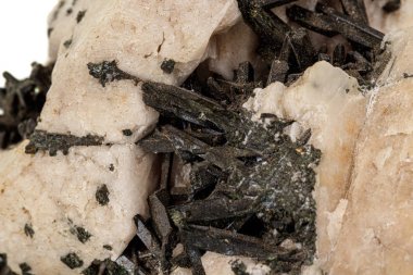 Beyaz arka plan üzerinde makro taş Astrophyllite mineral 