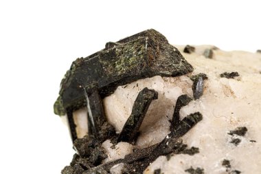 Beyaz arka plan üzerinde makro taş Astrophyllite mineral 