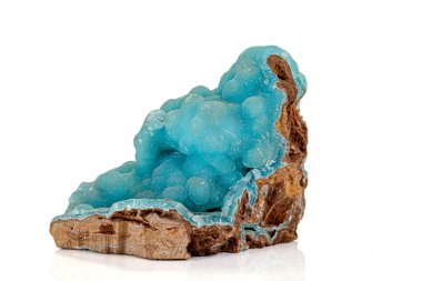 Beyaz sırt üzerinde mikrocline makro pembe Smithsonite mineral taş