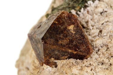 Beyaz arka plan üzerinde makro taş Zirkon minerali