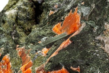 Beyaz bir backgr üzerinde makro taş mineral Diopside Kalsit Manyetit