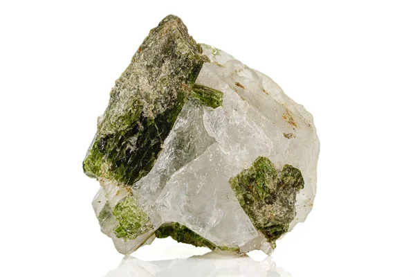 Macro piedra mineral Datolite sobre un fondo blanco — Foto de Stock