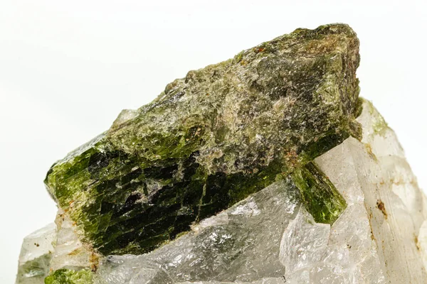 Macro Stone mineral Datolite på vit bakgrund — Stockfoto