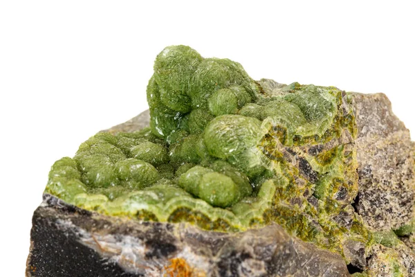 Makro różowy kamień mineralny smithsonite na mikrocline na białym grzbiecie — Zdjęcie stockowe