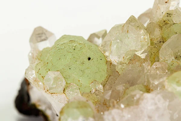 Makro taş minerali Prehnite Babingtonite Beyaz bir arka plan üzerinde — Stok fotoğraf