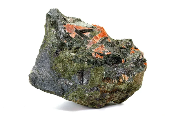 Makró kő ásványi diopside calcite magnetite a fehér háttérben — Stock Fotó