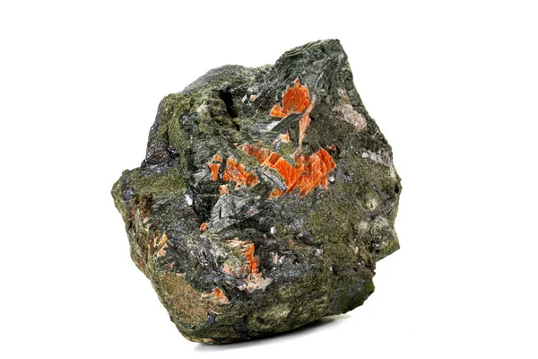 Macro minerale di pietra Diopside Calcite Magnetite su dorso bianco — Foto Stock