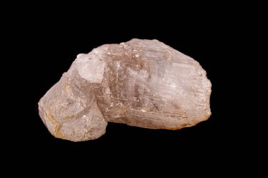 Siyah arka plan üzerinde makro taş alçı minerali 