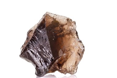 Beyaz arka planda makro taş mineral dumanlı kuvars 