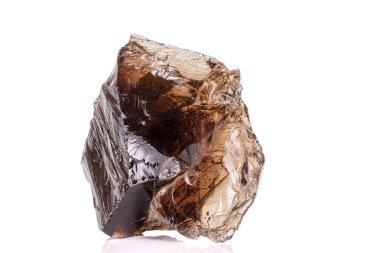 Beyaz arka planda makro taş mineral dumanlı kuvars 