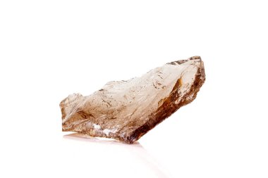 Beyaz arka planda makro taş mineral dumanlı kuvars 