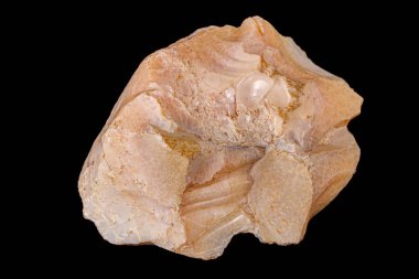 Siyah arka plan üzerinde makro taş opal mineral
