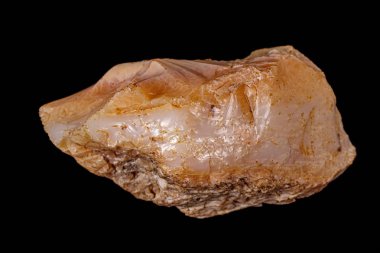 Siyah arka plan üzerinde makro taş opal mineral