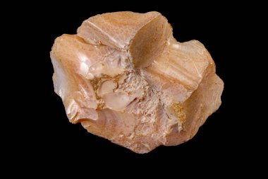 Siyah arka plan üzerinde makro taş opal mineral