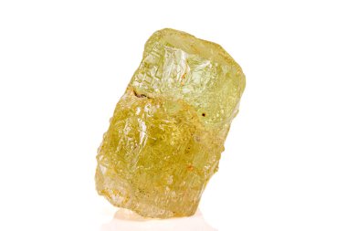 Beyaz arka planda makro taş Beril minerali