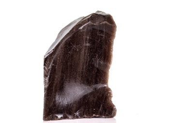 Beyaz arka plan üzerinde makro taş obsidyen mineral