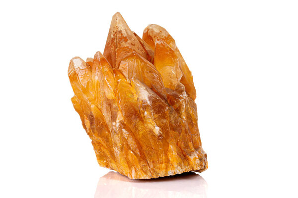 Минерал кальцита на белом фоне
