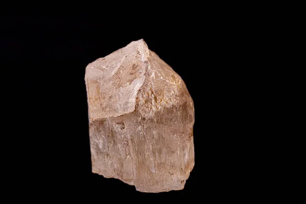 Macro pedra gesso mineral sobre fundo preto — Fotografia de Stock