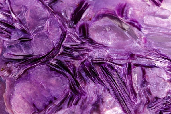 Beyaz arka planda makro taş mineral Charoite — Stok fotoğraf