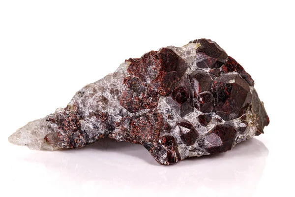 Makro kamień granat mineralny na białym tle — Zdjęcie stockowe