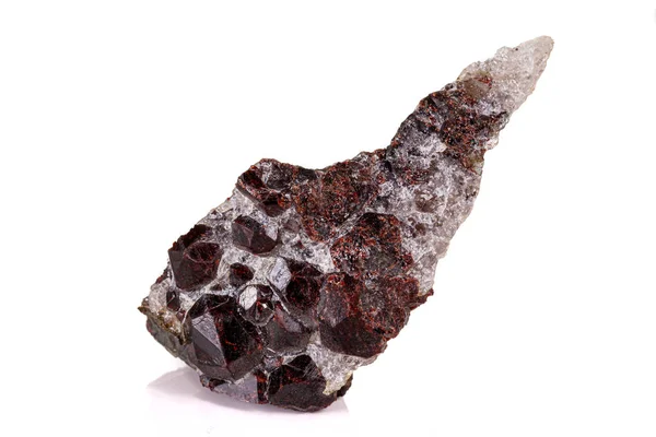 Mineral garnet batu makro pada latar belakang putih — Stok Foto