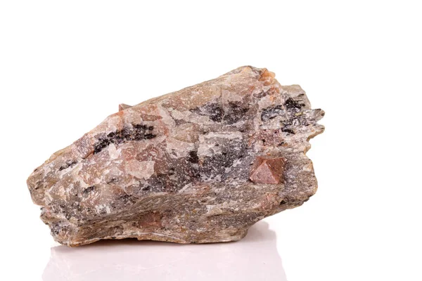 Makrostein Zirkon Mineral auf weißem Hintergrund — Stockfoto