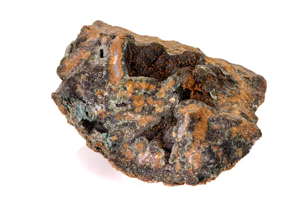 Makrostein-Mineralquarz mit Chlorit auf weißem Hintergrund — Stockfoto