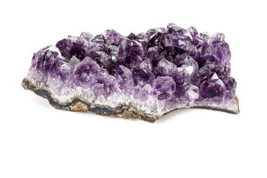 Ametist Crystal Druse makro mineral beyaz arka plan üzerinde Kapat
