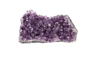 Ametist Crystal Druse makro mineral beyaz arka plan üzerinde Kapat