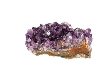 Ametist Crystal Druse makro mineral beyaz arka plan üzerinde Kapat