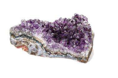 Ametist Crystal Druse makro mineral beyaz arka plan üzerinde Kapat