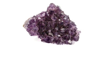 Ametist Crystal Druse makro mineral beyaz arka plan üzerinde Kapat