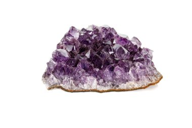 Ametist Crystal Druse makro mineral beyaz arka plan üzerinde Kapat